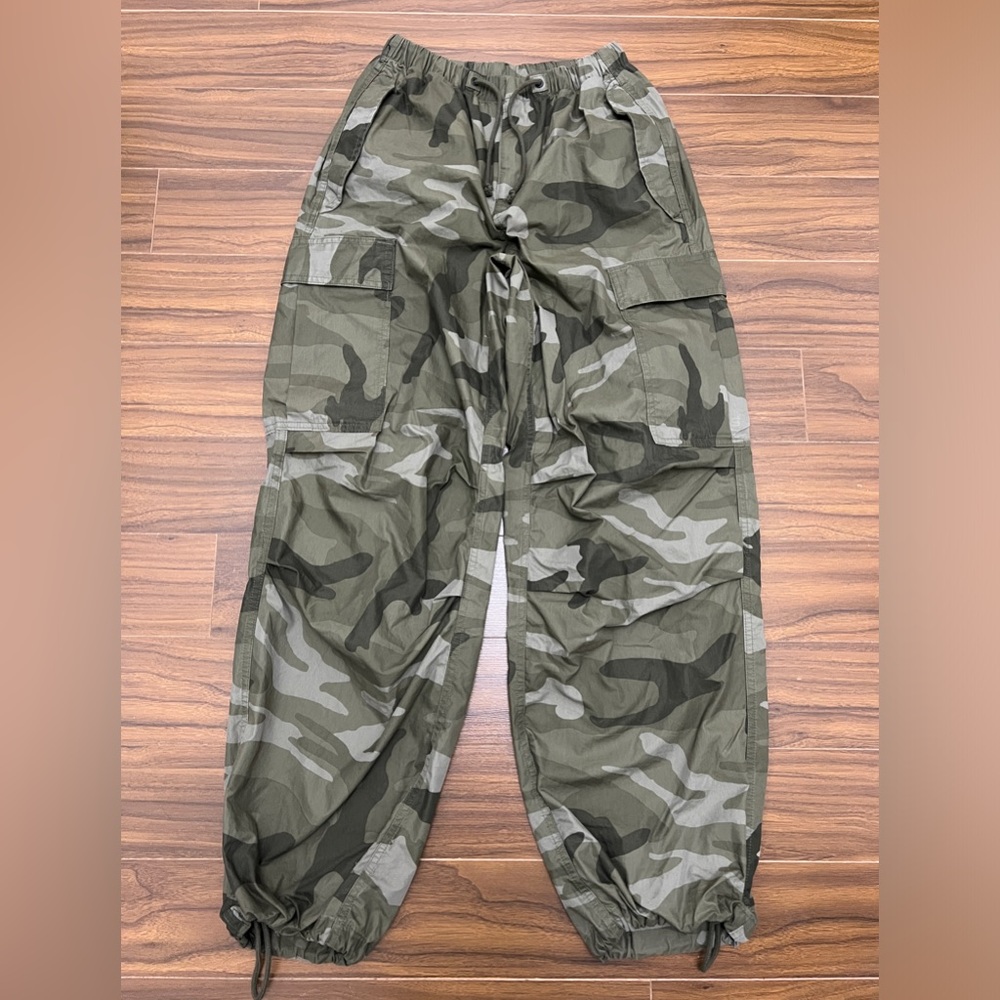 Never worn! Aritzia TNA Squad Parachute pants, camo color, size 2XS